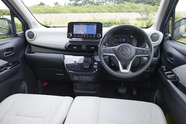 インパネも基本的にはガソリン車と同じデザインになっているが、デジタルメーターやナビ画面、シフトセレクター周辺は専用となる