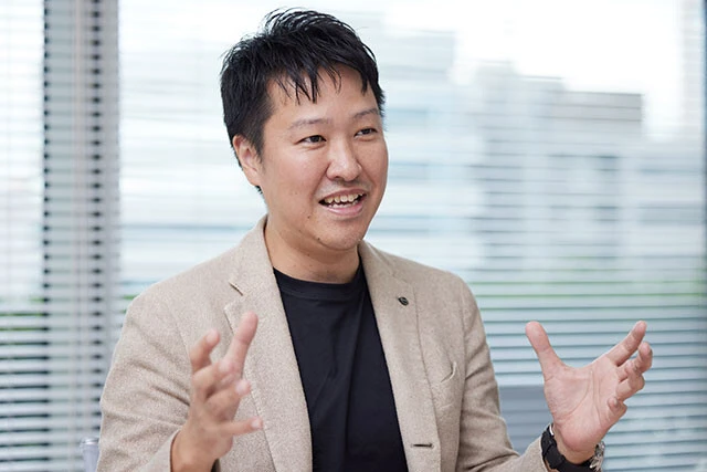 小倉氏は2019年に日産自動車入社。木村拓哉さん出演の新ブランドキャンペーンの立ち上げや電気自動車を中心としたブランド戦略を推進。2021年よりメディア戦略を統括している