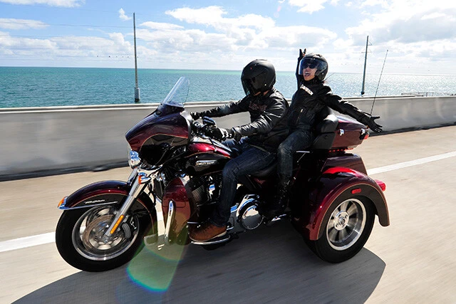 ハーレーダビッドソン「トライグライドウルトラ」クルマ免許で乗れるハーレーとして人気を集めている。上は青木氏がペアライドでフロリダ半島を駆け抜けたときの写真。価格は５０３万９１００円～