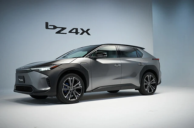 トヨタの新型ＥＶ「ｂＺ４Ｘ」がリース＆サブスク提供のワケ