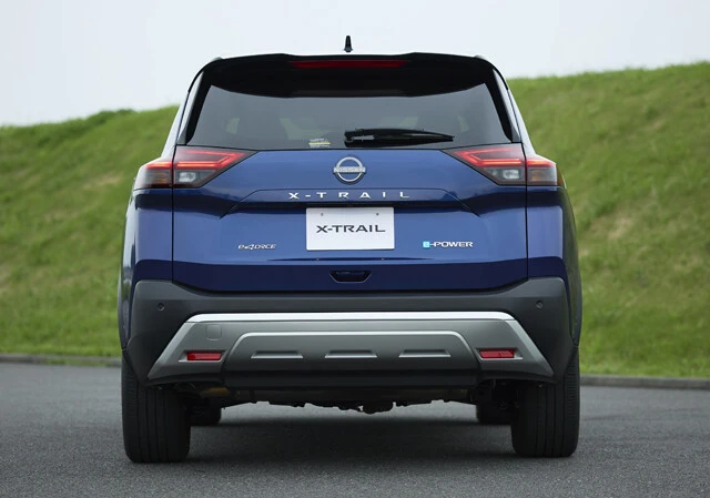 テールランプ内部には、切り子のような精細な模様が施される。シルバーのアンダーガードはSUVらしいタフさを演出