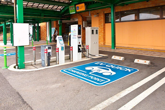 EVの普及率は1%未満のニッポンだが、高速道路や道の駅などにあるEV充電器は週末になると「充電渋滞」が起きている。電気不足もそうだが、EVの充電インフラの整備も課題だ