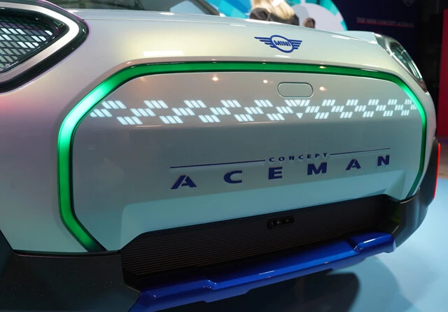 グリーンのLEDフレームで囲われた、ワイドな八角形のフロントグリルは、完全に閉じている