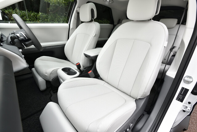 前席にはオットマンを装備。後席は60:40分割でスライド可能で、全座席シートメモリー機能も搭載している