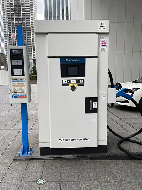 稼働率が高いという日産グローバル本社(神奈川県横浜市)前に設置されている急速充電器。ちょうどリーフが充電中だった