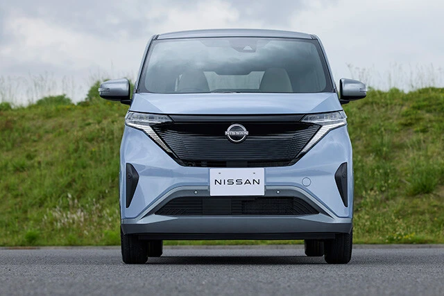 新型軽電気自動車　日産「サクラ」価格：２３３万３１００～２９４万３００円、発売：今年の夏頃。「水引」のモチーフをちりばめるなど、和のテイストで仕立てられた外観。アリアやリーフとの共通性も