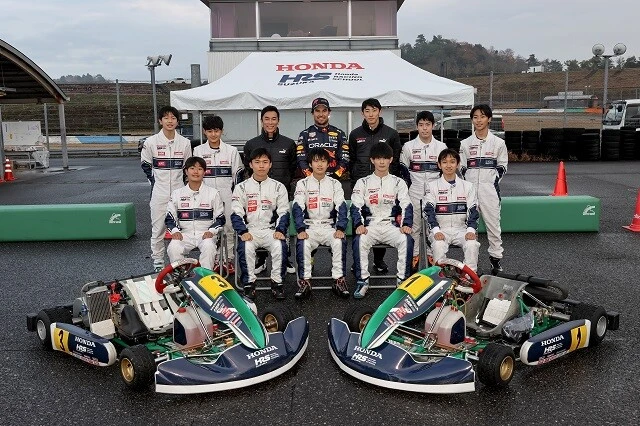 ペレスが顔を見せた特別講習会に参加した生徒の平均年齢は14~15歳。現役F1ドライバーの言葉を真剣な表情で聞いていた