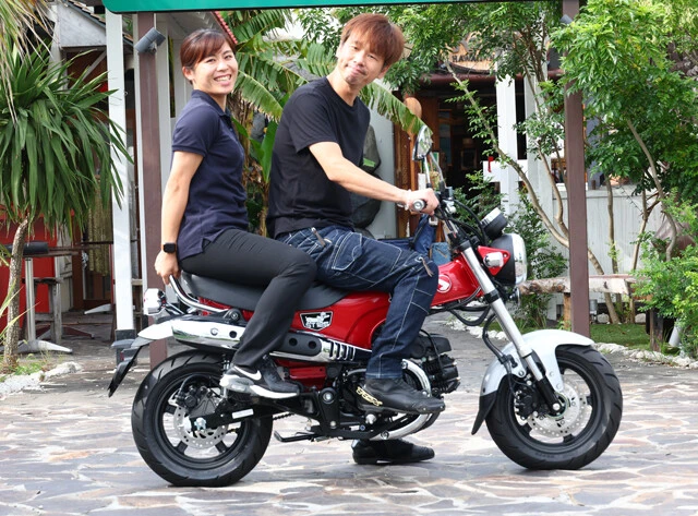 新型ダックス125のセールスポイントのひとつが段差のないロングシート。ご覧のように大人2名のタンデムも余裕でこなしてしまう