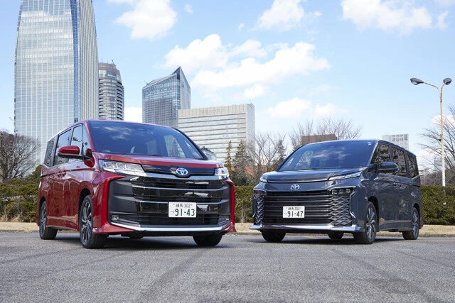 今年1月13日に発売開始となったノア(左)とヴォクシー(右)のミニバン姉妹。どちらも実に個性的な顔面に仕上がっている