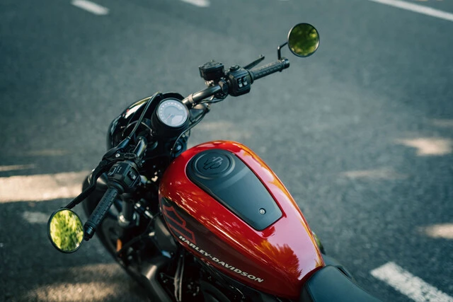 メーターは速度計のみのアナログタイプだが、走行距離、エンジンの回転数なども確認できる