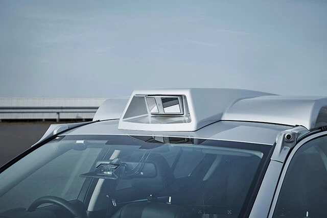 屋根の上にあるのがLiDAR。レーザー光線を使い、物体の形状や距離を高精度で測定できるセンサーである