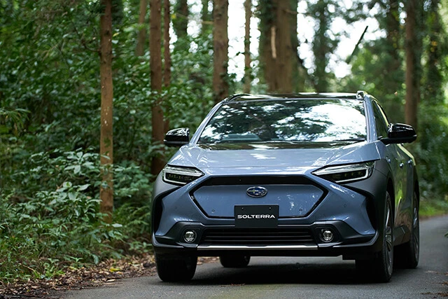 「スバル ソルテラ」トヨタ「bZ4X」の兄弟車。写真はプロトタイプ。トヨタ同様、コチラも今年の半ば頃に登場予定