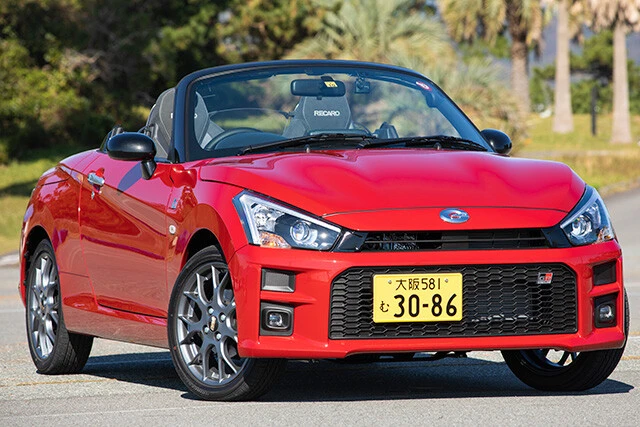 ダイハツ コペン／トヨタ コペンＧＲ ＳＰＯＲＴ。写真はトヨタにＯＥＭ提供しているコペン。価格はダイハツ版が１８８万８７００～２４３万７２００円。トヨタ版が２３８万２２００～２４３万７２００円。リセール高し！