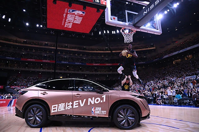 日産のフラッグシップEV「アリア」がコートにまさかの登場。そして、このアリアを跳び越えてダンクを決めるパフォーマンスに会場は大熱狂