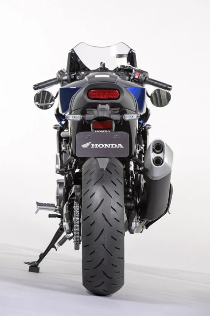 リアフェンダーには荷掛けフックを備えて利便性も追求。ホイールは前後17インチで、タイヤはダンロップ製を履く