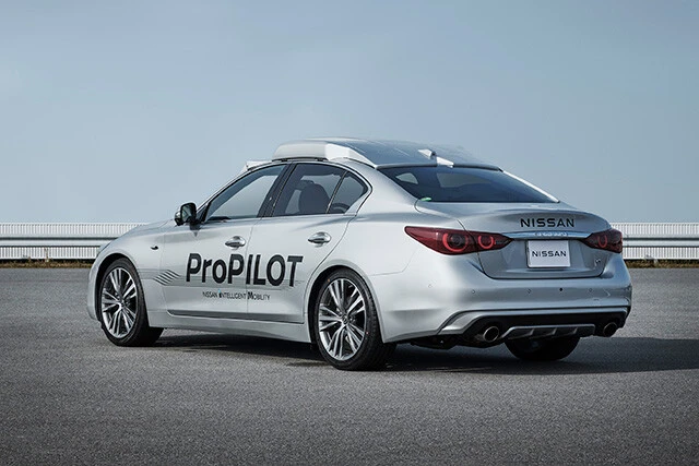 実験車両にはLiDAR以外にも、7基のミリ波レーダー、10個のカメラを搭載。トランクにも機材が満載