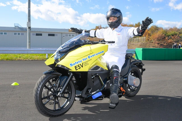 二輪姿勢制御システム「ライディングアシスト２．０」搭載！　停止状態のままライダーが両手両足を離してもバイクは倒れず。ホンダが二足歩行ロボット「ＡＳＩＭＯ」のバランス制御技術を用いて開発した