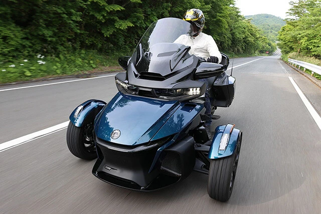 カンナム「スパイダーＲＴ」顔面だけでなく、装備面もスゴい。グリップヒーターを備え、ラゲッジは計１５５Lもの容量が確保されている。価格は３７０万１５００円