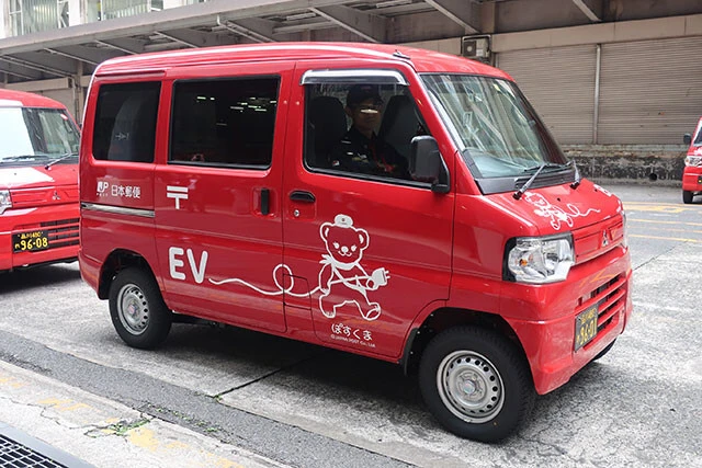 7月25日、日本郵便は郵便物の集配に使用するEVの充電を電力需要の高い時間帯を避けて行なう実証実験をスタート