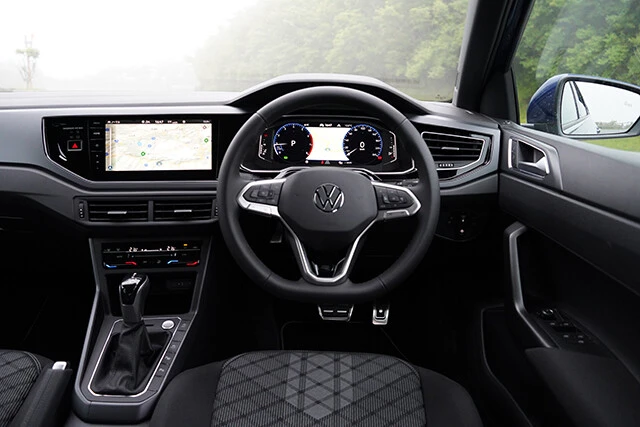 内装も改良を受け、液晶メーターやタッチスイッチ式のエアコン操作パネルが全車に採用された