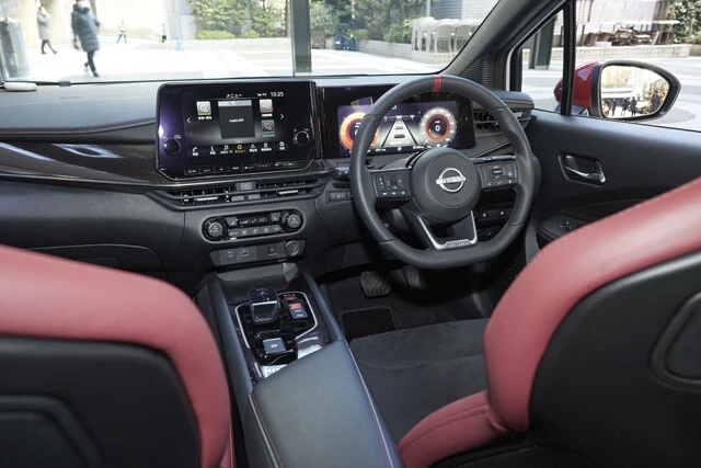 インテリアにはニスモ専用アイテムが大量にブチ込まれている。ちなみに１２．３インチの液晶メーターパネルにもニスモのロゴを採用