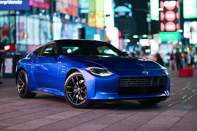 昨年8月にアメリカでデビューした新型フェアレディZ。今回の新型は14年ぶりのフルモデルチェンジで、初代から数えると7代目。日本デビューは今夏とのウワサも