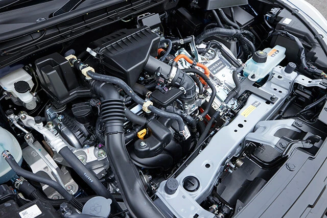 今回の改良で日産自慢のシリーズハイブリッド「ｅ‐ＰＯＷＥＲ」は第２世代へと進化。ＦＦモデルの燃費はＷＬＴＣモードで２３．０ｋｍ、４ＷＤモデルが１９．２㎞を誇る