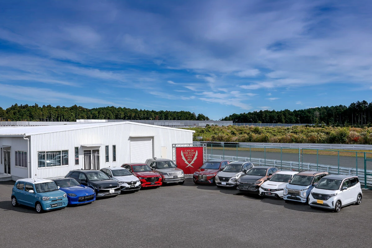 最終選考前の試乗会が千葉県袖ヶ浦市にあるサーキットで行なわれた。ノミネートされたクルマがズラリ。ちなみに本年度は第10位の指名数が同数だったため11台の10ベストカーが選出されている