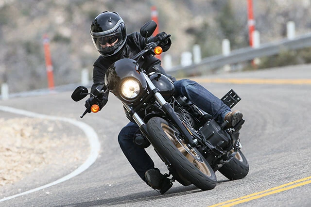 ハーレーダビッドソン ダイナ・ローライダーS。2016年に誕生したダイス長尾氏の出世作「ダイナ・ローライダーS」。当時、アオキ氏は米国に飛び、いち早く試乗を行なった