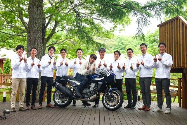 青木氏(写真中央)が、粘着取材したホーク11の開発陣。「11ポーズ」にも快く応じてくれた