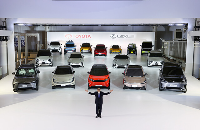 昨年１２月１４日、東京・お台場近くにある施設で会見が行なわれ、トヨタは１６台もの新型ＥＶを突如公開した（撮影／三橋仁明／Ｎ－ＲＡＫ　ＰＨＯＴＯ　ＡＧＥＮＣＹ）