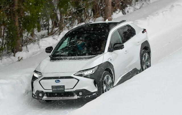 スバル ソルテラ 2月の群馬県はご覧のような大雪だったが、電動AWDのおかげで、「不安になる場面は一切なかったね」と山本氏