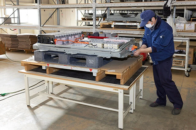 コチラはカバーを外したバッテリーパック。中古のバッテリーパックは能力に差があるため、作業はその性能を把握することから始まる