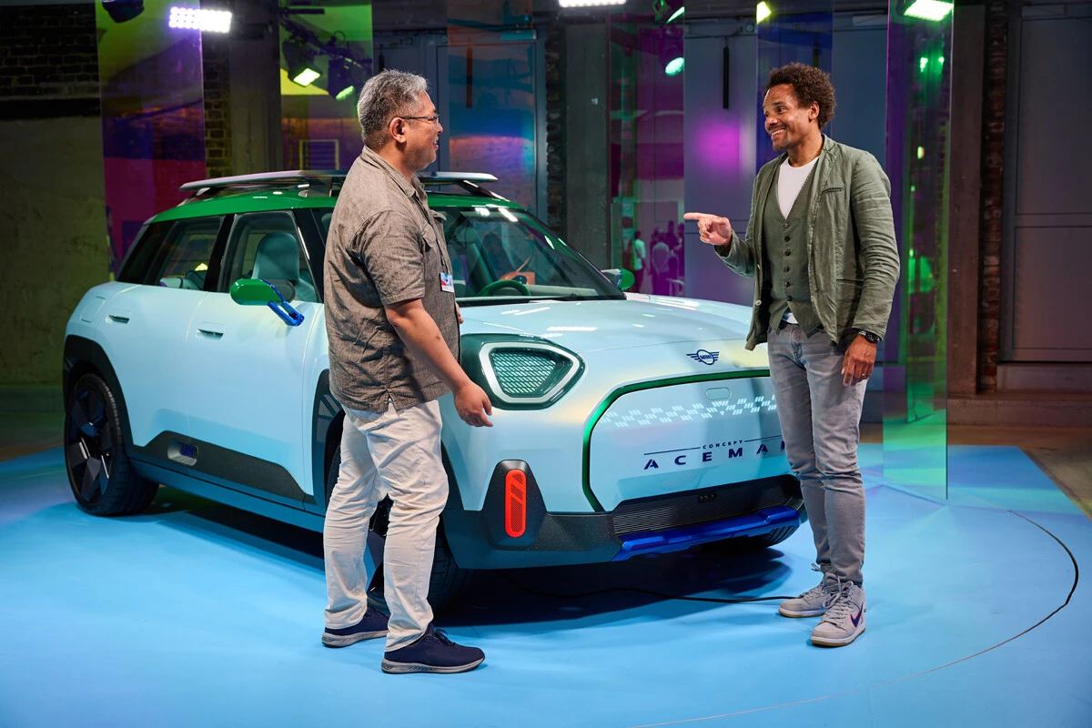 デュッセルドルフの会場でミニのデザイン責任者オリバー・ハイルマー氏(右)を直撃した筆者