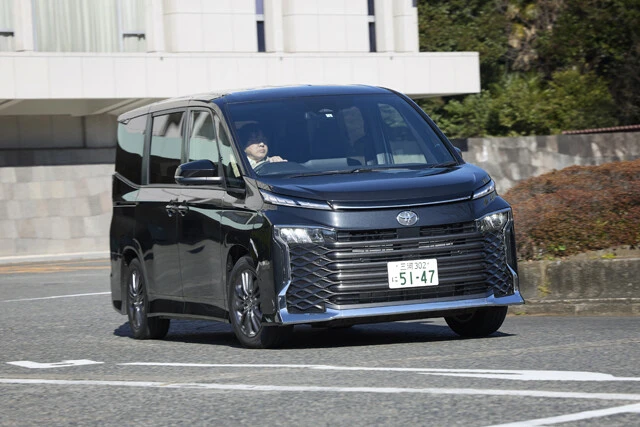 トヨタ ヴォクシー 価格:309万~396万円 値引:6万円 リセール:A 個性派になったヴォクシー。一部ファンからは、「新型はエヴァっぽい顔面で、超カッケー」なんて声も上がっている