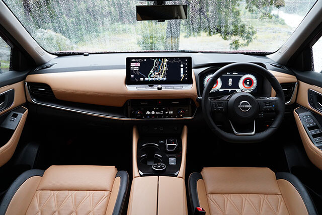 水平基調でスッキリとしたデザインの新型エクストレイルのインパネ。質感はかなり高い