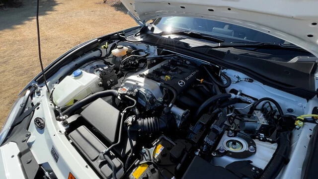 Ｓグレード同様、ボンネットのインシュレーターは取り除かれている。もちろん、その理由は軽量化を追求するためだ