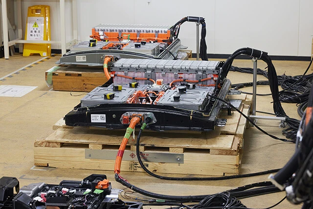 恒温室と呼ばれる温度管理を徹底した専用空間で電池パックの状態を安定させ、数時間にわたる充電と放電を行ない、状態を把握する