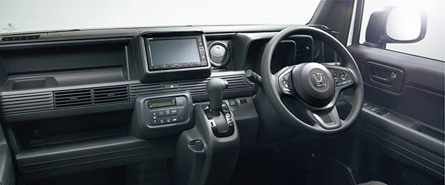 インパネの周辺にはたくさんの収納スペースがあるのがうれしい。ちなみにフルオートエアコンは全車標準