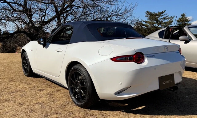 ９９０Ｓのほろは専用色となるダークブルー。ちなみに今回のマイチェンで前後ともにブレーキ性能を改良、強化した