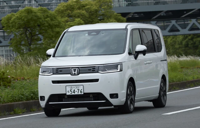 ホンダ ステップワゴン エアー 価格:299万8600~338万2500円 蟻坂氏が「素うどん」と呼ぶ、シンプル仕様の「ステップワゴン エアー」。素の味で勝負できるモデルだ