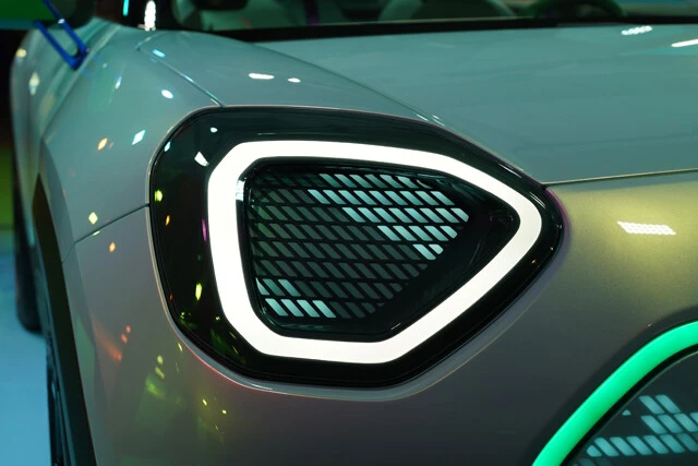 ヘッドライトのLEDシグネチャーは、変形した八角形。内側のLEDはアニメーションを表示