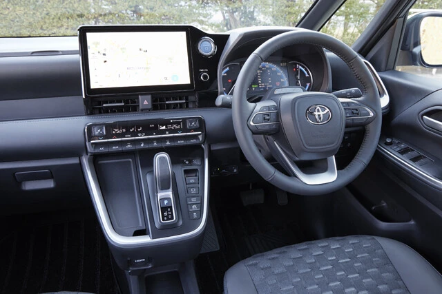 ノア&ヴォクシーの内装 ノアとヴォクシーにそれほど大きな違いはないインパネ。視界はかなり良好。収納スペースも磨かれた