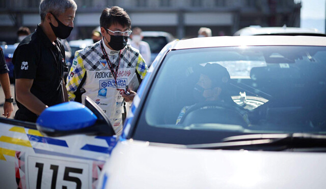 運転席に座る早川副会長とレースの打ち合わせをする山本氏（中央）。現在、トヨタはレースを通じてクルマの開発を行なっている