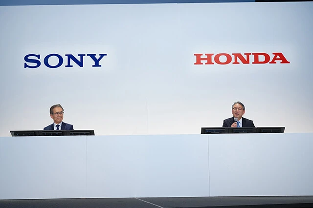 3月4日の電撃会見に出席したソニーグループの吉田憲一郎社長(左)と、ホンダの三部敏宏社長(右)