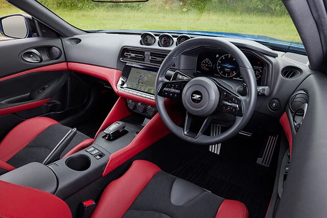 ハンドルの握りはR32GT-Rと共通だという。ダッシュボード上の3連メーター中央には、ターボ回転計が備わる