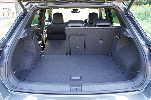 リアシートは40：60の分割可倒式。ラゲッジフロア下にはテンパータイヤを搭載している