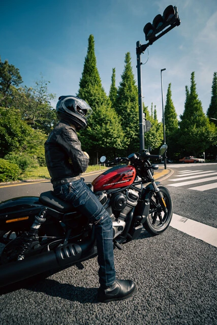 身長175cmのアオキの場合、ヒザが曲がったままカカトまで両足がべったり地面に届く。足つき性はバツグン