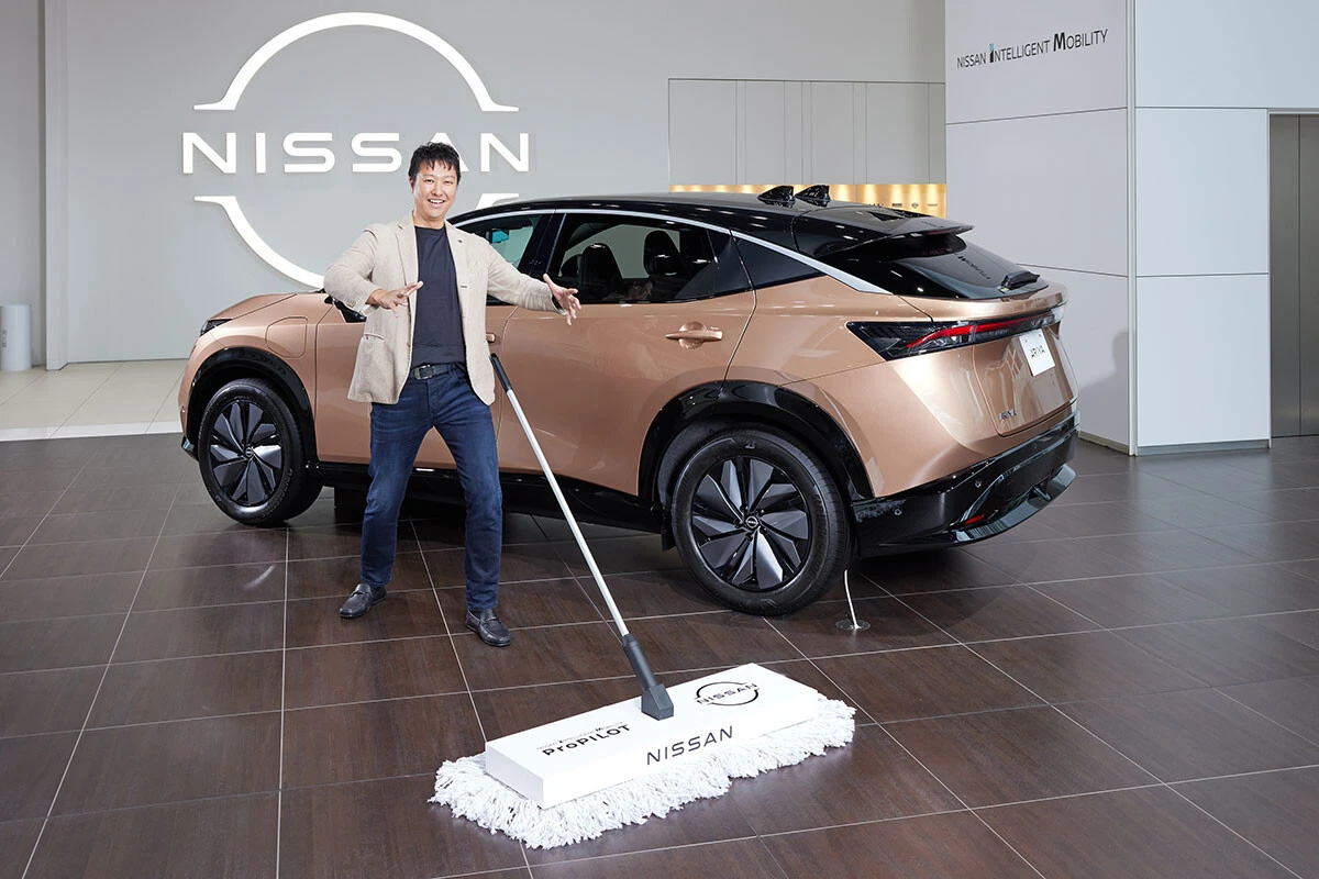 日産グローバル本社（神奈川県横浜市）で、話題を呼んだ「魔法の自動運転モップ」の仕掛け人である小倉氏を直撃。特別にウワサのモップを見せてもらった