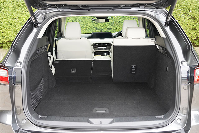 5人乗車時のラゲッジ容量は570L。リアシートは40：20：40の3分割可倒式となっている